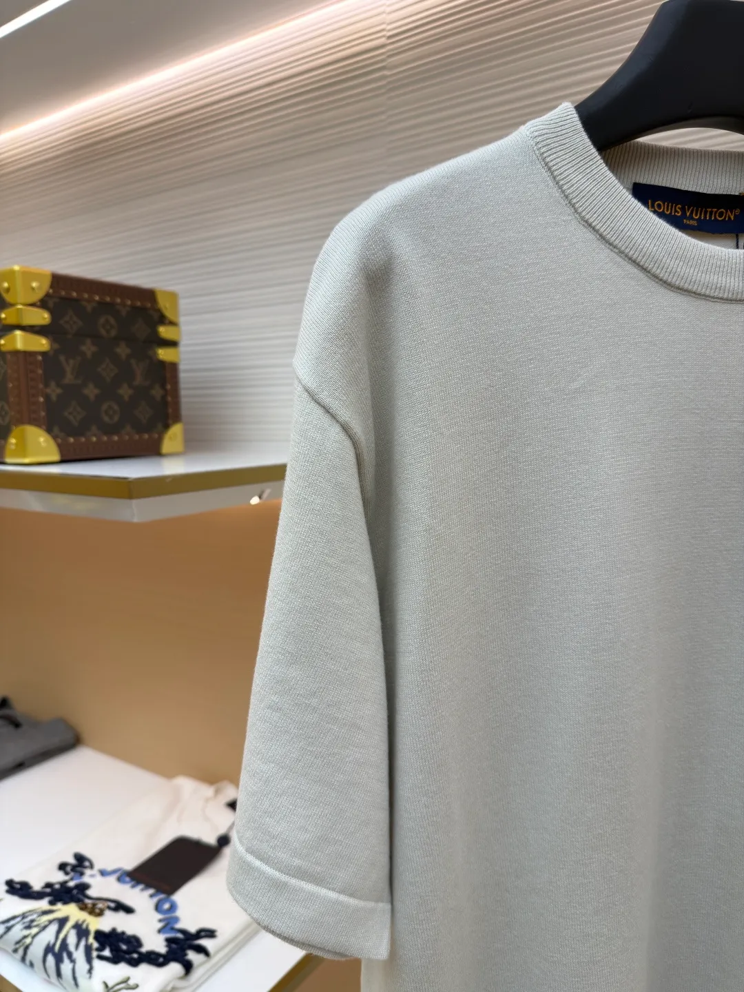 LOUIS VUITTON Pocket Intarsia Short Sleeves ●Original version: Purchased and developed for 10500 ●Item number: 1682521-A75 ●Fabric: cotton fabric ●Technology: printing production ●Color: light gray ●Version: fitted version ●Weight: about 325 grams ●Size: XS-S-M-L ●Description: This pocket jacquard T-shirt is made of high-end custom fabrics. It is soft and skin-friendly after pre-washing process. It is not easy to deform and fade. The off-white color is simple and versatile. The side pockets of the body are made of exquisite jacquard technology. The jacquard texture is three-dimensional and delicate, forming a texture contrast with the body base. The stitching of the pockets is straight and fine, strong and beautiful. The neckline is a classic round neck design, with double-needle reinforced edges and a custom-made threaded collar. It is durable and not easy to loosen. The overall shape is loose. Multiple sizes from XS to L cover different body shapes. Manual measurement error of ±3cm is within the normal range. The cuffs and hem are all seamed, and the details are exquisite. It is recommended to wash it gently and avoid violent machine washing and long-term soaking. It is suitable for daily commuting, casual outings and other wearing scenarios. The overall wiring is straight and delicate, the fabric is comfortable and soft, and the color is consistent without color difference. It can be matched with the same style to create a fashionable look and control various occasions. Customized accessories, complete with three standards, same style for men and women!